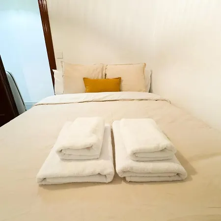 Beautiful Flat Perfectly Located By And Apartment *